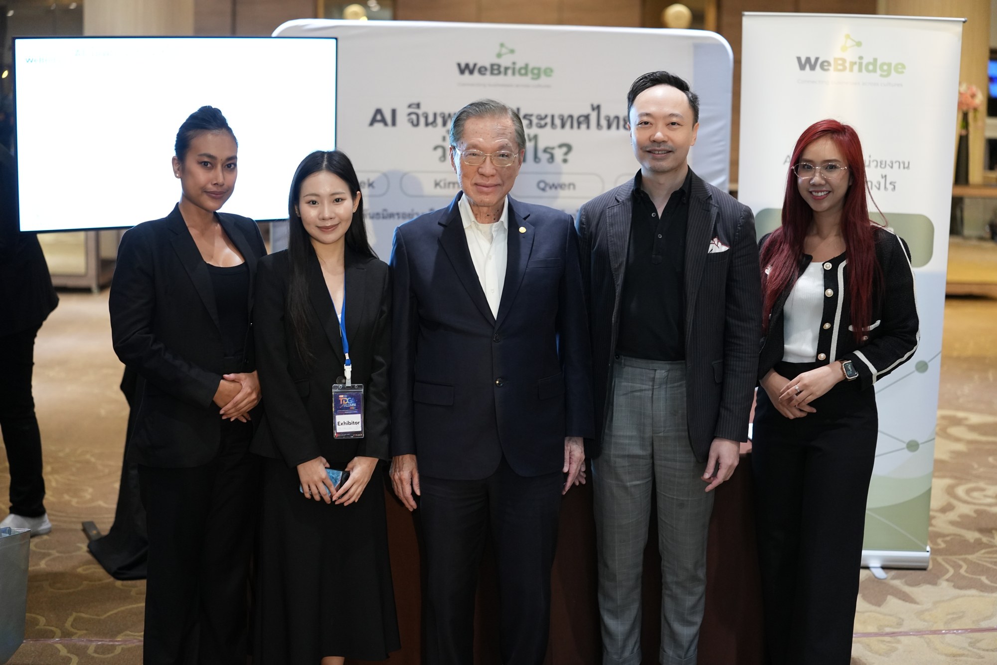 คุณวิชัย มงคลชัยชวาล และคุณประทาน มงคลชัยชวาล กับทีม We Bridge ที่บูธ